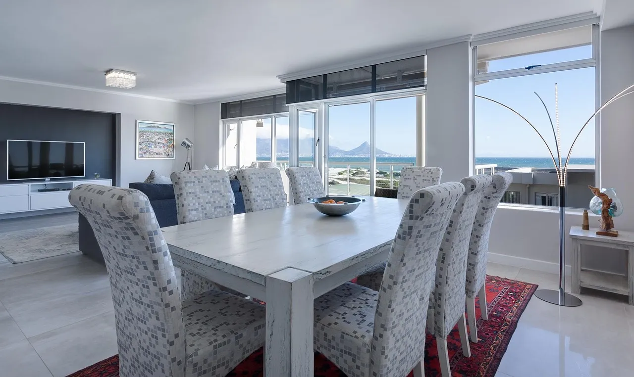 Salon d'un appartement en colocation avec trois chambres, contrat de bail et calculatrice sur la table